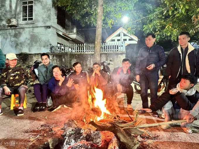 Người dân miền Bắc quây quần bên lửa trại để sưởi ấm trong những ngày rét đậm.