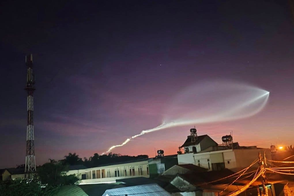 Người dân miền Trung chứng kiến vệt sáng bí ẩn trên bầu trời rạng sáng