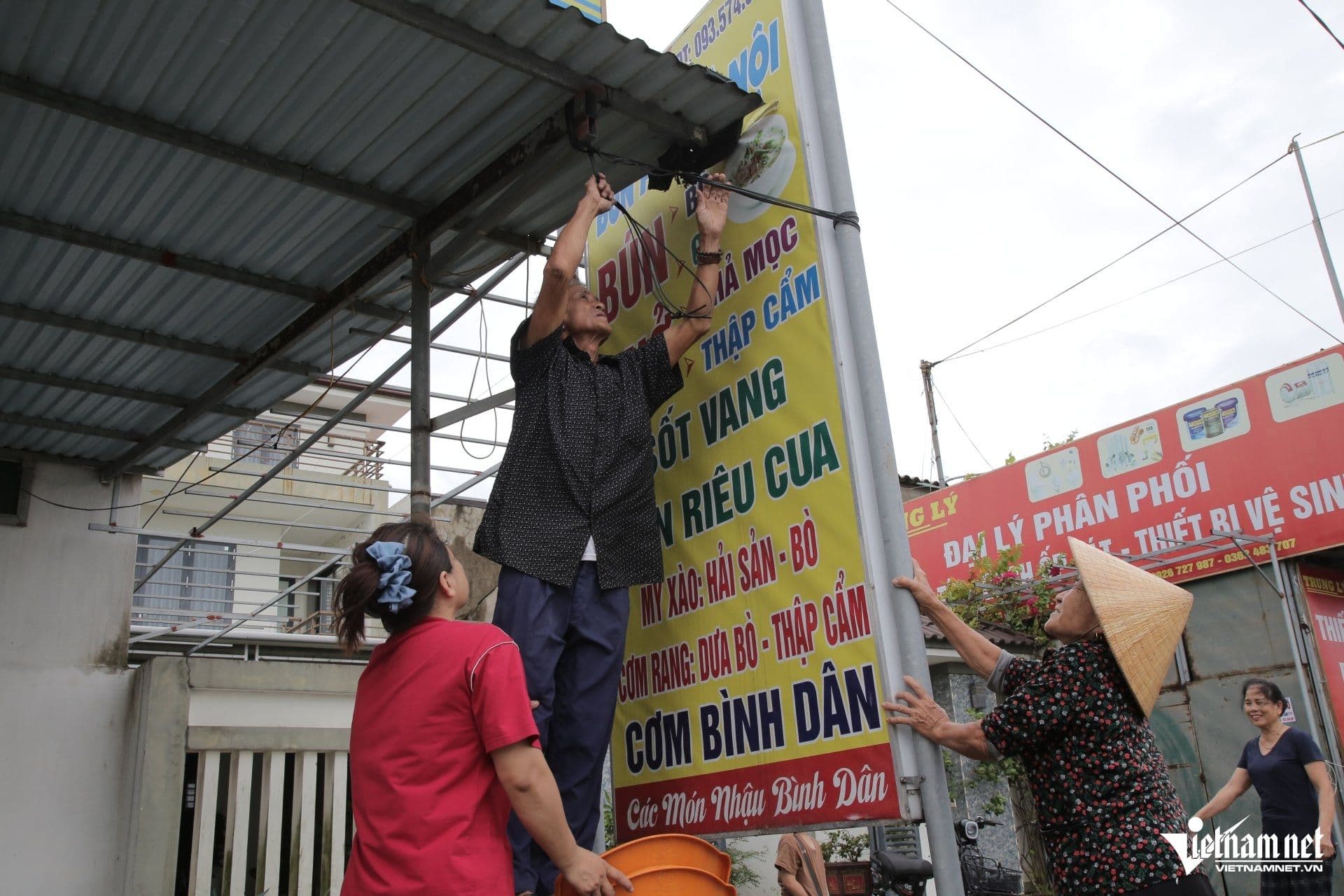 Người dân miền Trung cùng nhau chằng chống nhà cửa và biển hiệu trước khi bão số 10 đổ bộ