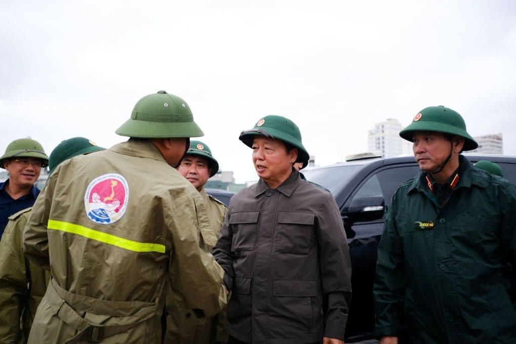 Người dân miền Trung di chuyển trong mưa lớn do ảnh hưởng của bão Kalmaegi