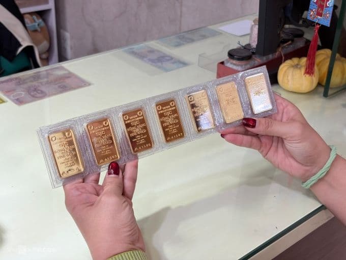 Người dân mua vàng miếng tại cửa hàng SJC vào dịp vía Thần Tài, phản ánh một lát cắt đời sống kinh tế.