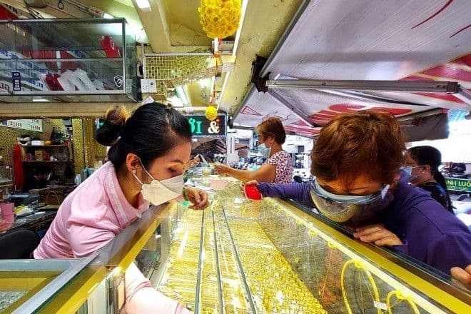 Người dân mua vàng tại cửa hàng vào ngày Vía Thần Tài, thể hiện mong muốn tích lũy tài lộc và may mắn cho năm mới.