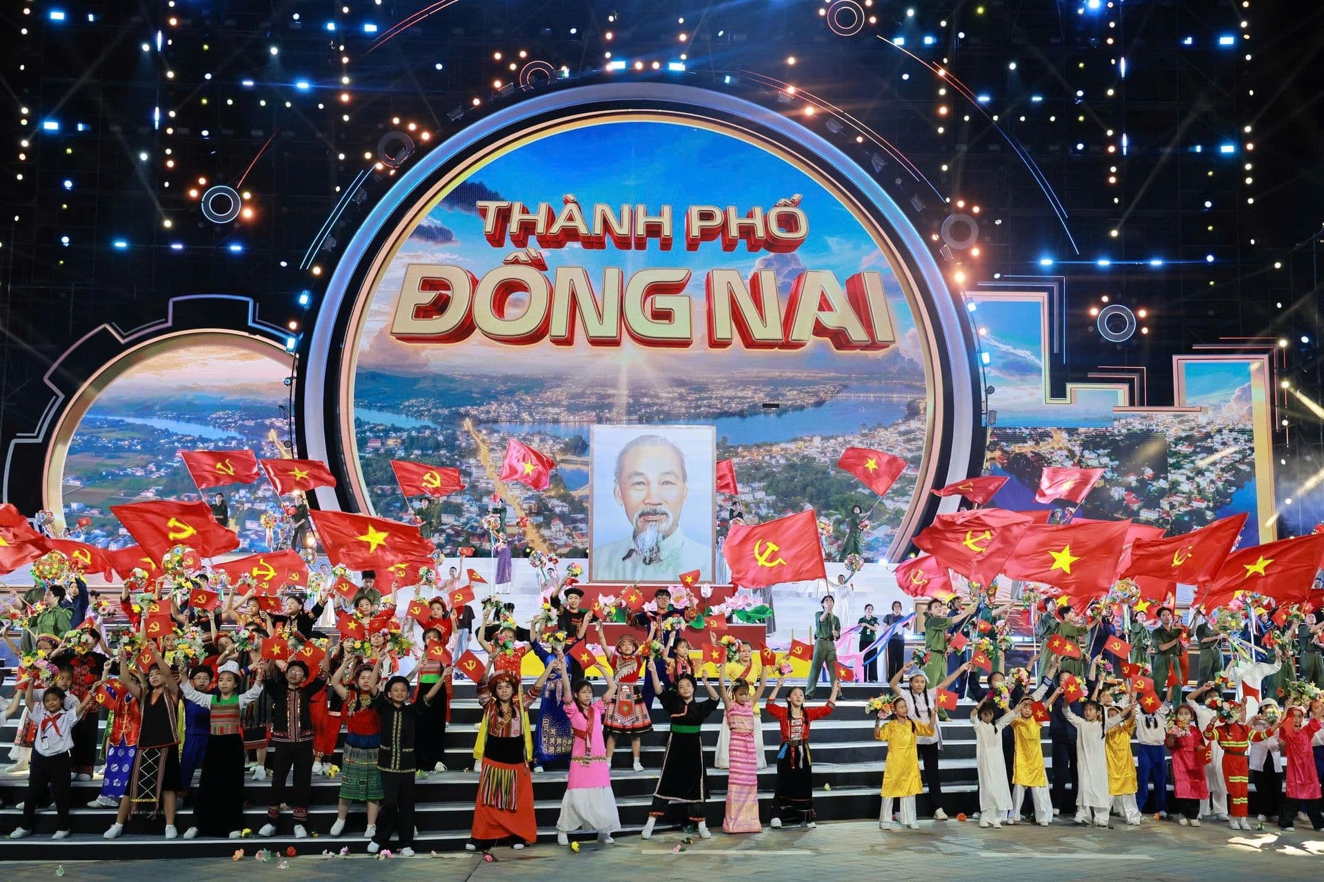 Người dân Đồng Nai hân hoan chào mừng sự kiện thành lập thành phố, hướng tới tương lai phát triển.