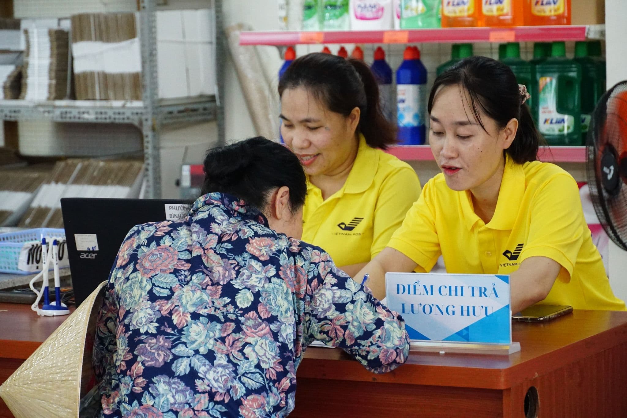 Người dân nhận lương hưu tại điểm chi trả, minh họa sự thông suốt và ổn định của hệ thống an sinh xã hội.