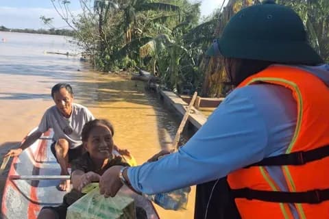 Người dân nhận quà cứu trợ trong vùng lũ, minh họa các dự án xã hội được tài trợ từ xổ số.