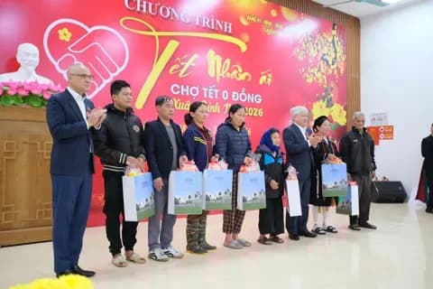 Người dân nhận quà tại sự kiện Tết Nhân ái, thể hiện hoạt động phúc lợi xã hội mà xổ số kiến thiết đóng góp.