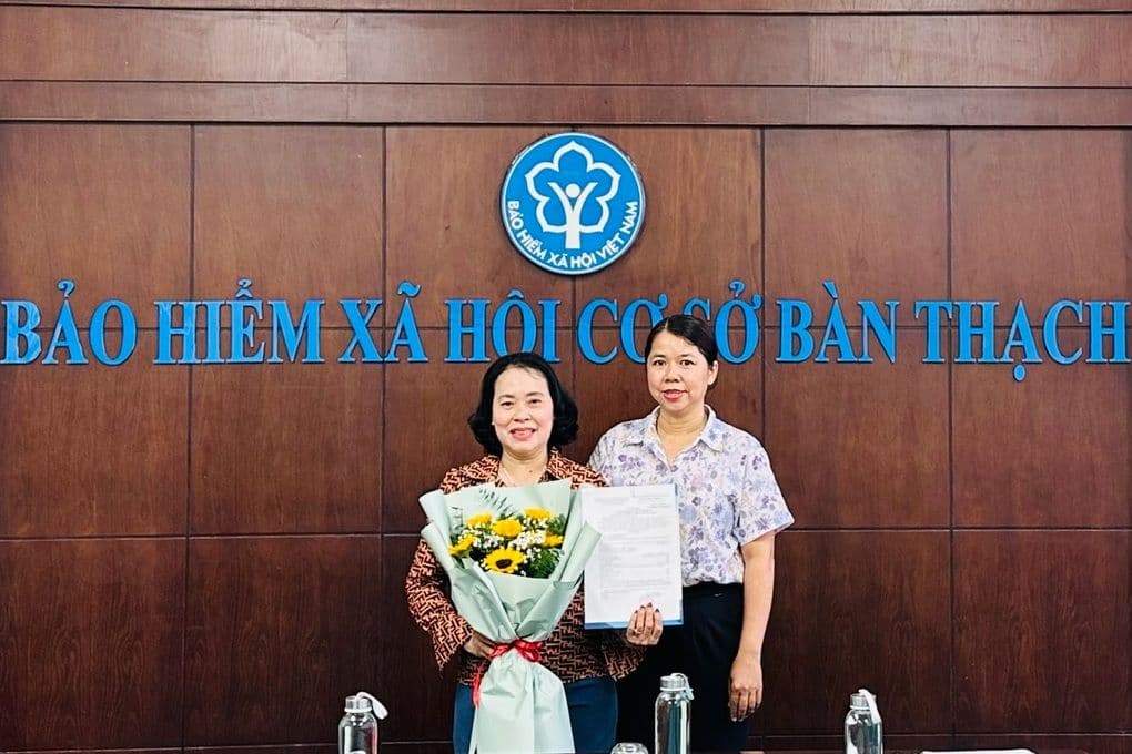 Người dân nhận quyết định hưởng lương hưu theo chính sách mới