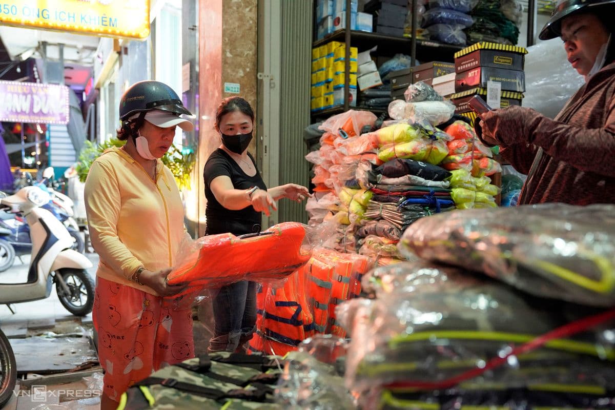 Người dân Đà Nẵng mua áo phao dự phòng, chủ động chuẩn bị ứng phó với nguy cơ ngập lụt do Bão số 12.