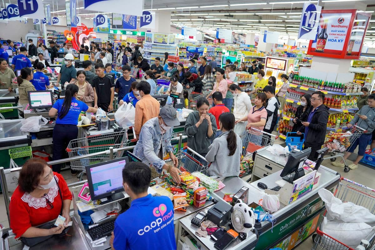 Người dân Đà Nẵng tấp nập mua sắm nhu yếu phẩm tại siêu thị để chuẩn bị ứng phó Bão số 12.