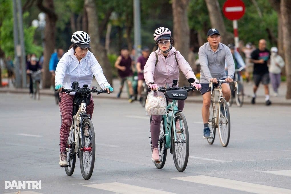 Người dân đạp xe trong không khí se lạnh đầu mùa thu ở Hà Nội