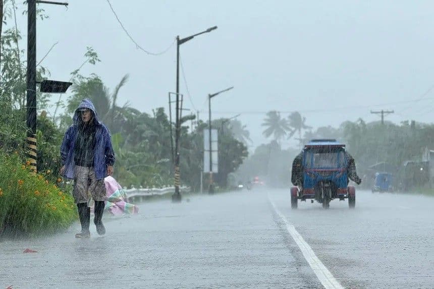 Người dân Philippines di chuyển trong mưa lớn do bão, hình ảnh thường xuyên hơn trong kỷ nguyên siêu bão.