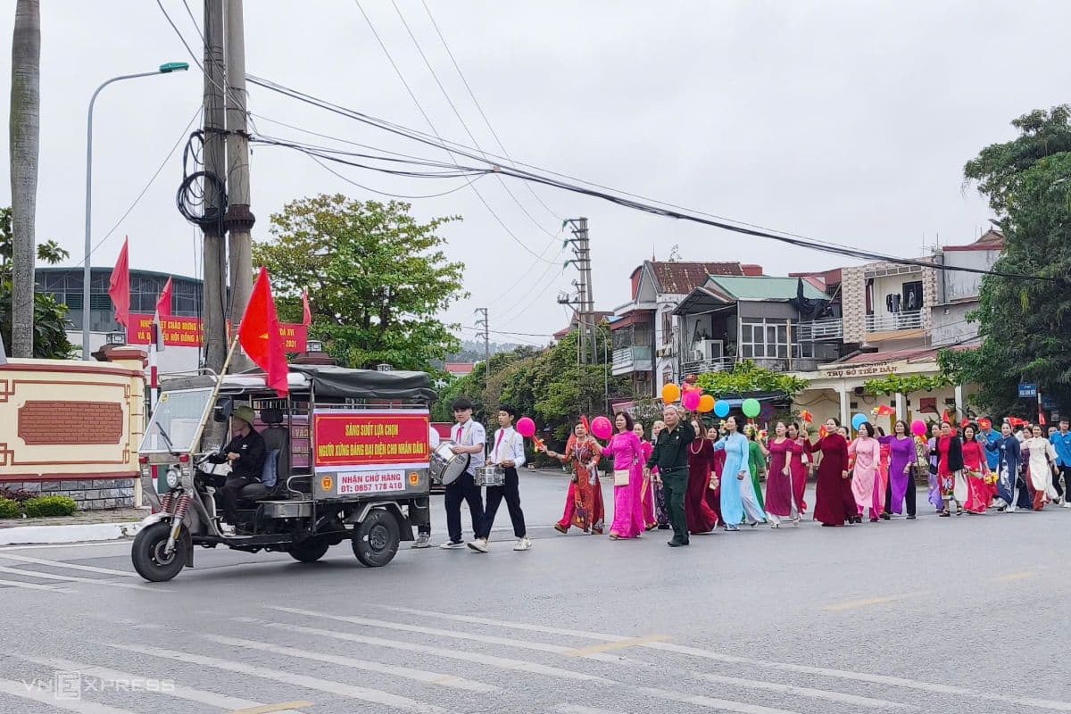 Người dân phường Phú Liễn diễu hành chào mừng ngày bầu cử, thể hiện tinh thần "Ngày hội non sông".