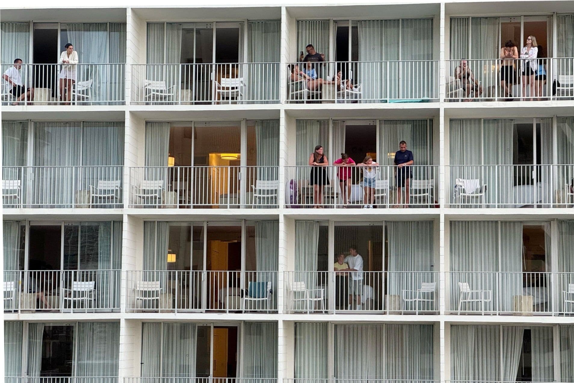 Người dân quan sát từ ban công trong bối cảnh cảnh báo sóng thần, thể hiện sự kết nối toàn cầu