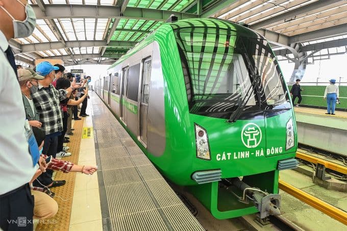 Người dân sử dụng tàu điện trên cao để di chuyển thuận tiện và giảm ùn tắc trong ngày tổng duyệt.