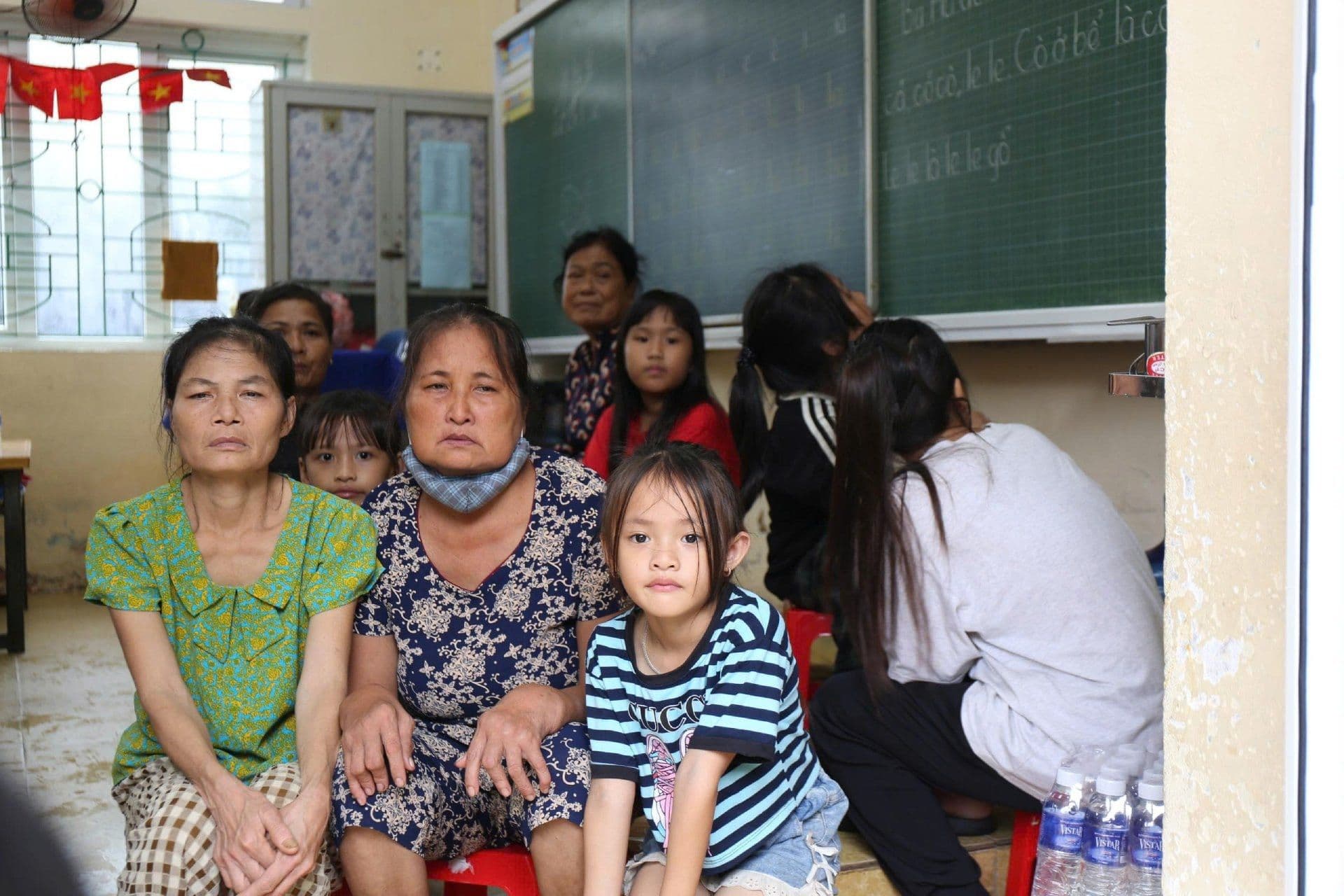 Người dân sơ tán trú bão số 10 với ánh mắt lo âu