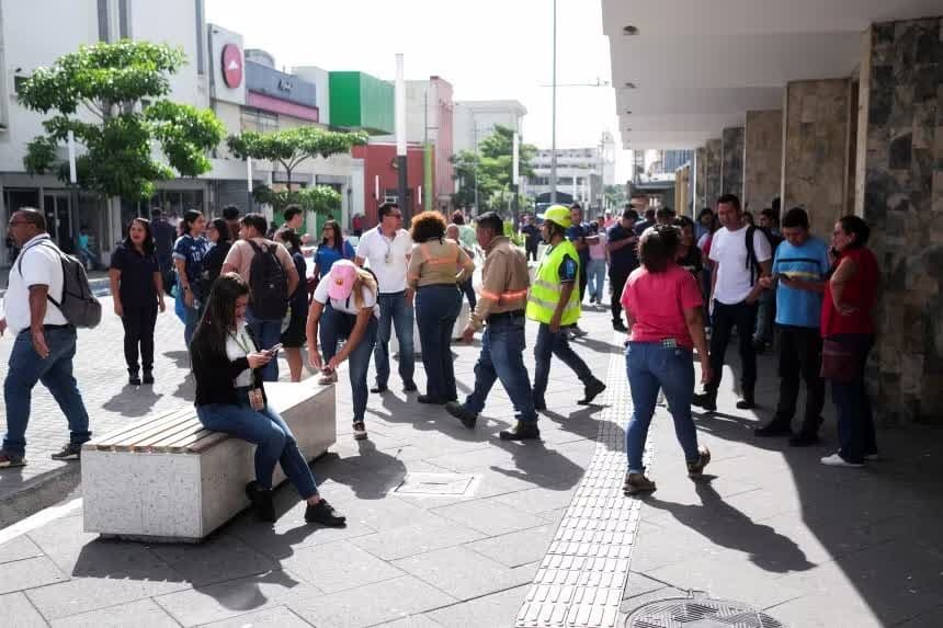 Người dân sơ tán trên đường phố sau trận động đất ở Mexico