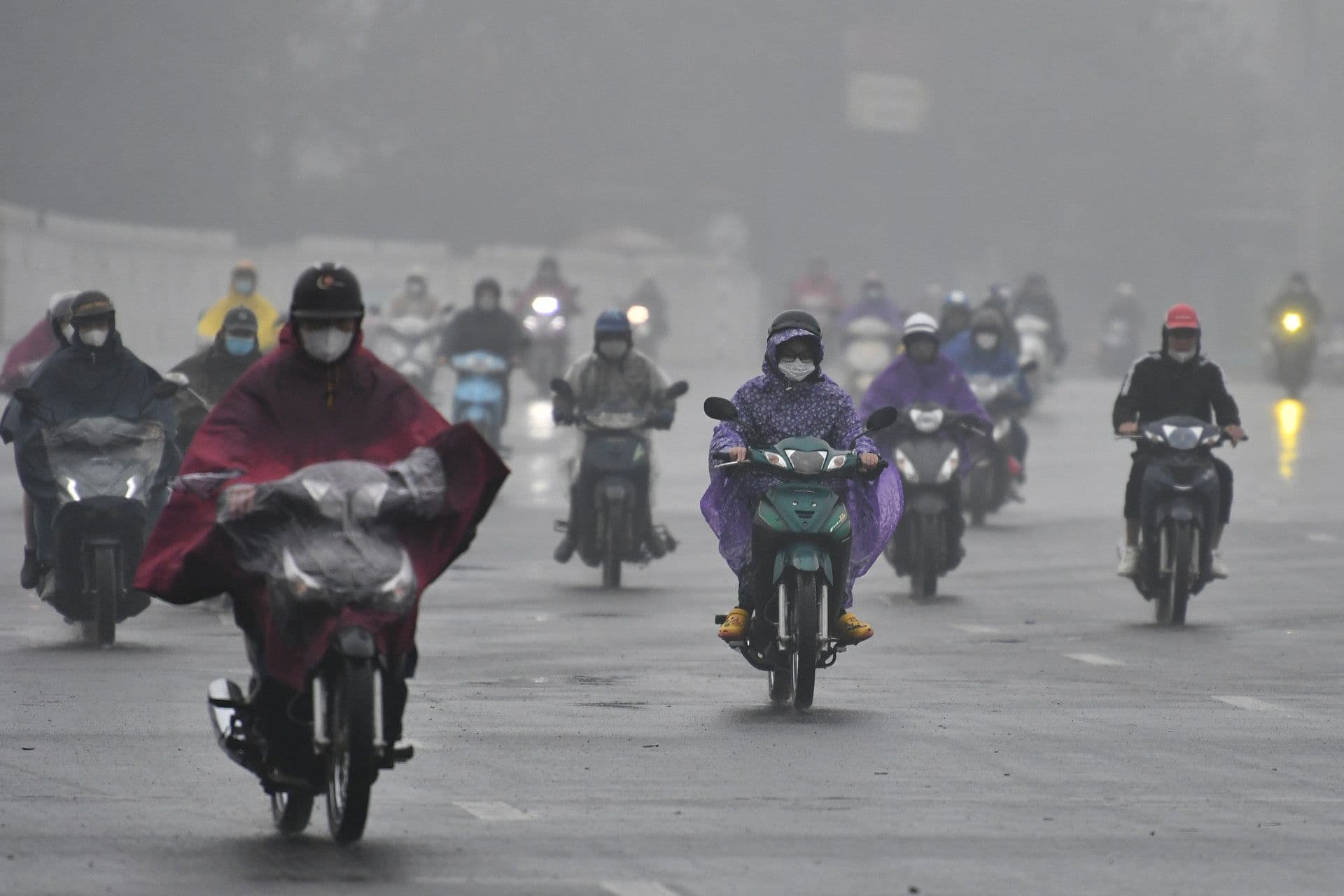 Người dân Sài Gòn di chuyển trên đường trong thời tiết mưa hoặc sương mù, phản ánh sự biến đổi khí hậu đô thị.