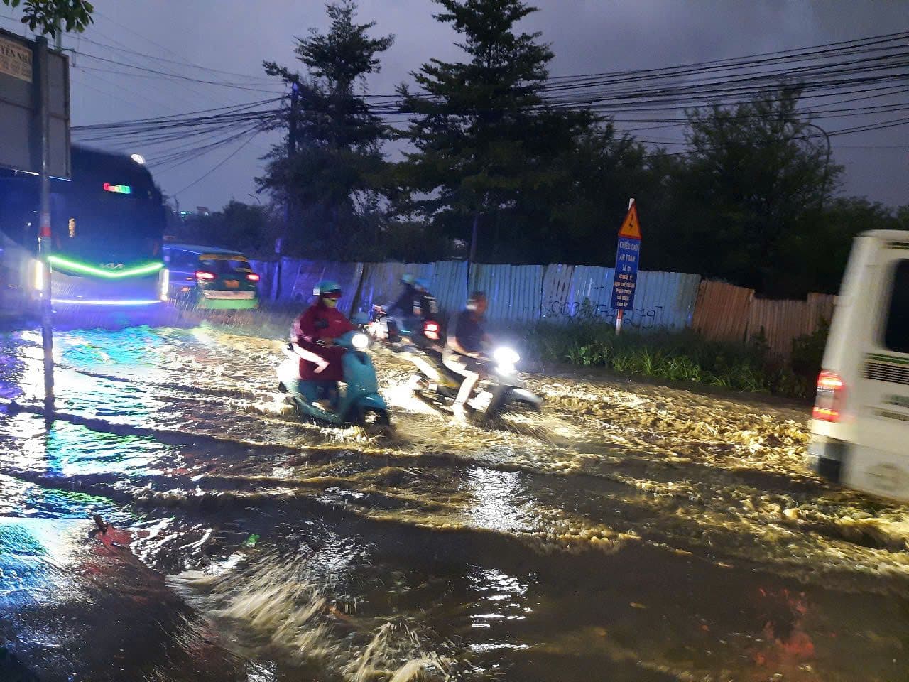 Người dân Sài Gòn vật lộn di chuyển qua đường ngập nặng sau cơn mưa lớn.