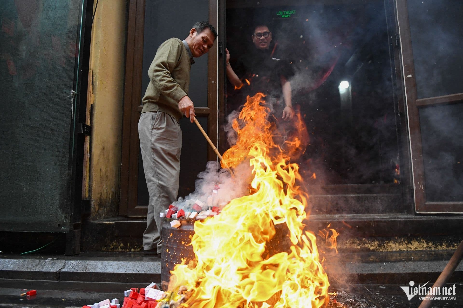 Người dân đốt vàng mã tiễn Táo Quân, tượng trưng cho việc thanh lọc không gian sống và tâm hồn trước thềm năm mới.
