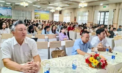 Người dân tham dự buổi tập huấn về luật BHXH, BHYT mới