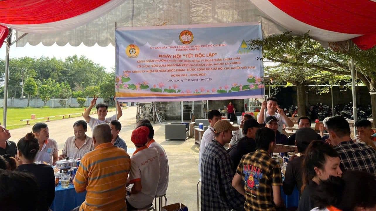 Người dân tham gia 'Bữa cơm đại đoàn kết' ấm cúng, thể hiện tình người và sự sẻ chia trong cộng đồng