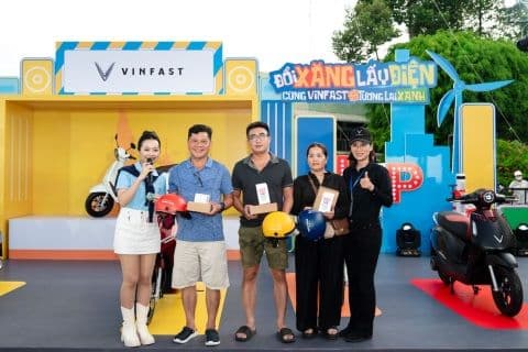 Người dân tham gia sự kiện 'Đổi xăng lấy điện', thể hiện xu hướng chuyển đổi phương tiện giao thông.