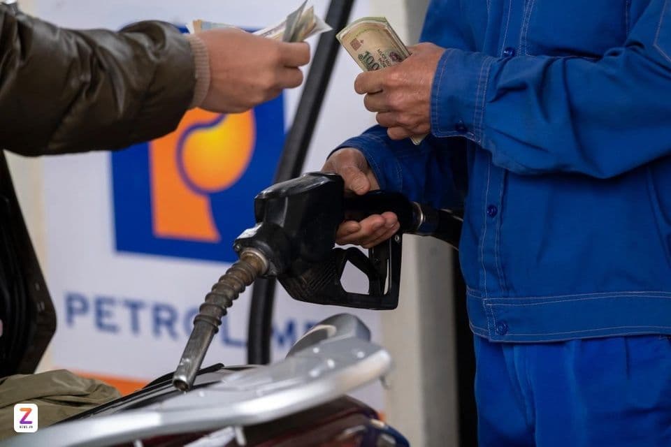 Người dân thanh toán tiền xăng tại cây xăng Petrolimex, thể hiện giao dịch mua bán nhiên liệu và giá cả.