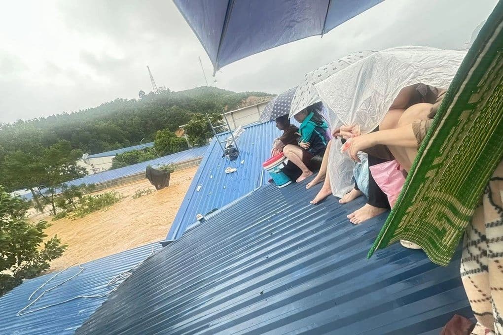 Người dân Thái Nguyên bị cô lập phải trèo lên mái nhà tránh dòng nước lũ dữ.