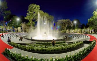 Người dân thưởng thức không gian âm nhạc tại một hội hoa xuân được đầu tư ánh sáng, thể hiện nhu cầu trải nghiệm chất lượng của khán giả.