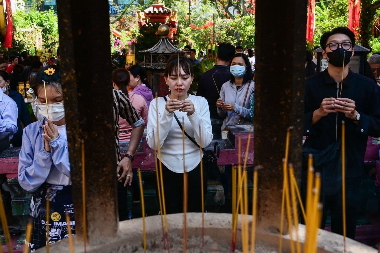 Người dân thành kính thắp hương cầu nguyện tại chùa trong dịp Rằm tháng Giêng, thể hiện sự lắng đọng của hồn Việt.