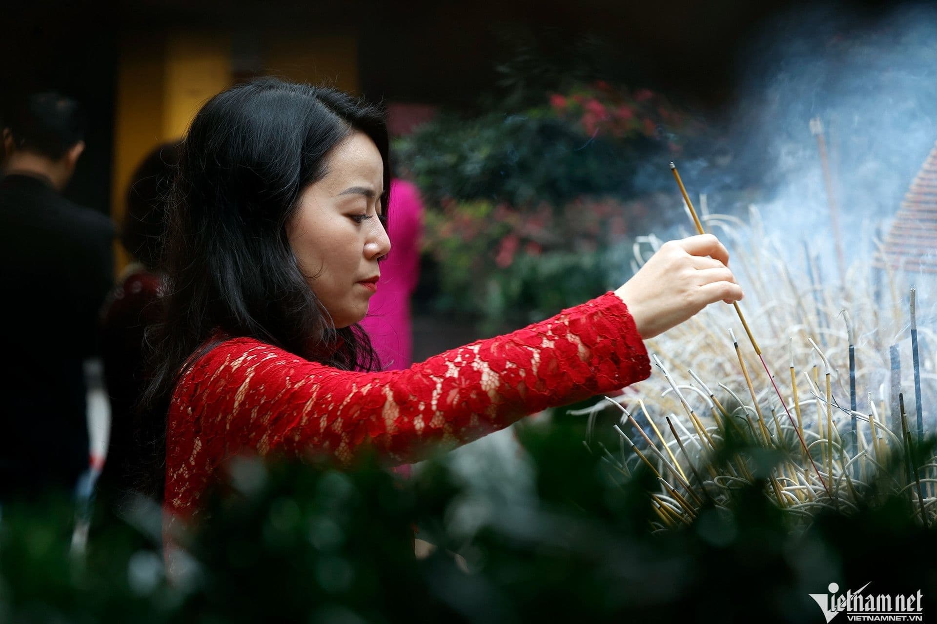 Người dân thành tâm dâng hương cầu nguyện tại chùa trong ngày Rằm tháng Giêng