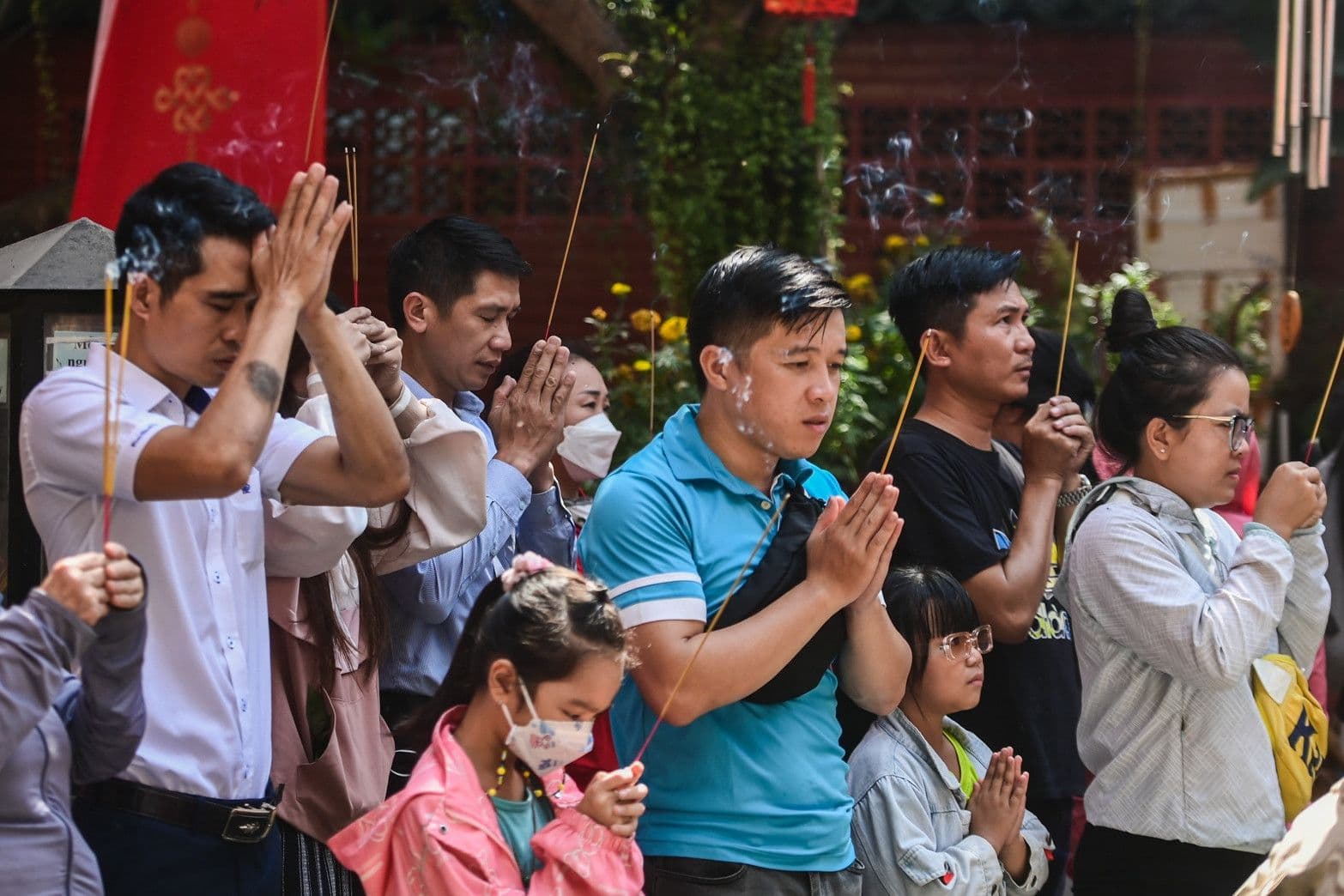 Người dân thành tâm khấn nguyện trong nghi lễ Rằm tháng Giêng cầu tài lộc và bình an.