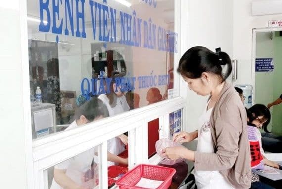 Người dân tại quầy y tế, tượng trưng cho công tác giám sát và ứng phó dịch bệnh tại các cơ sở y tế Việt Nam.