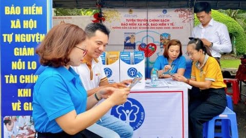 Người dân tìm hiểu về bảo hiểm xã hội tại quầy thông tin, minh họa nỗ lực mở rộng diện bao phủ an sinh.