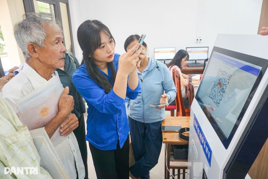 Người dân tương tác với hệ thống điện tử để xác định chế độ theo Nghị định 178, minh họa các lỗ hổng trong chính sách tinh gọn bộ máy.