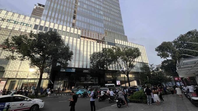 Người dân tập trung bên ngoài trung tâm thương mại Takashimaya sau vụ cháy, thể hiện sự quan tâm của cộng đồng