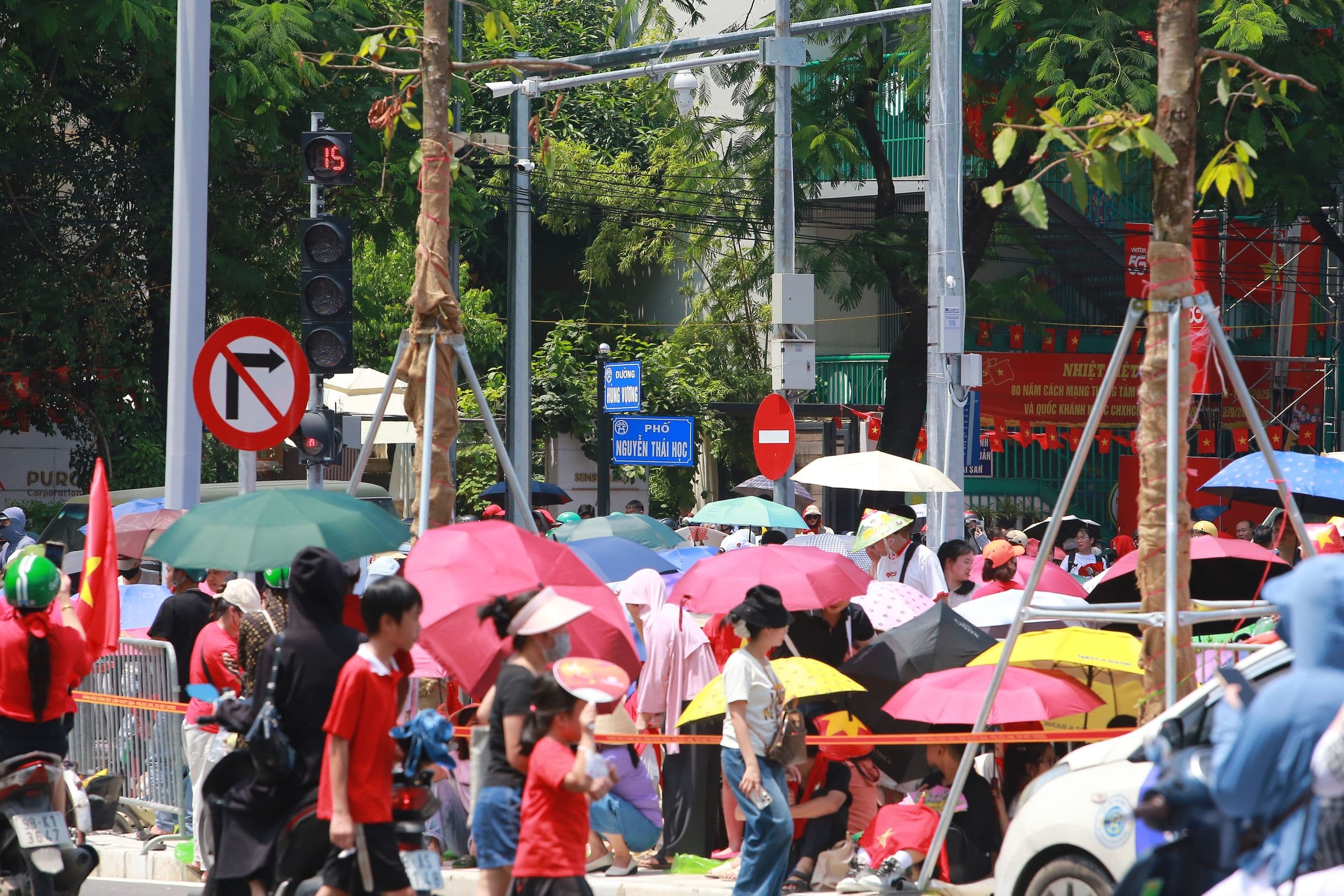 Người dân tập trung đông đúc trên đường Nguyễn Thái Học chờ xem tổng duyệt diễu binh.