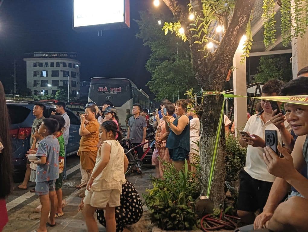 Người dân tập trung đông đúc và livestream sự việc công an xuất hiện tại nhà Hải Sapa TV.