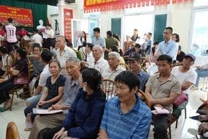 Người dân tập trung tại một địa điểm cộng đồng, thể hiện sự kết nối và tham gia vào các hoạt động ý nghĩa trong kỳ nghỉ.