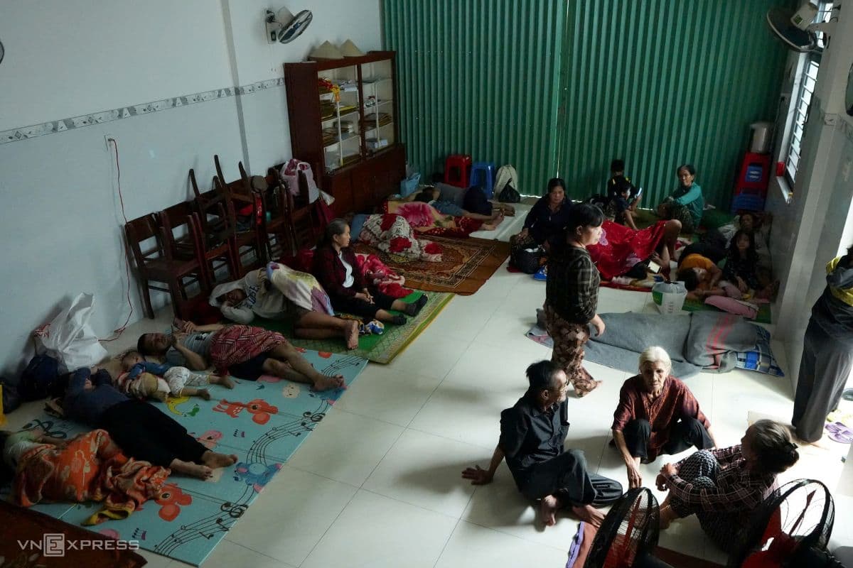 Người dân trú ẩn tại một điểm sơ tán an toàn trong bão Kalmaegi.