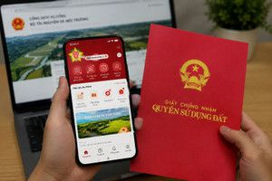 Người dân tra cứu thông tin đất đai trên ứng dụng VNeID, thể hiện nỗ lực tăng cường minh bạch thông tin tài sản để củng cố niềm tin công chúng.