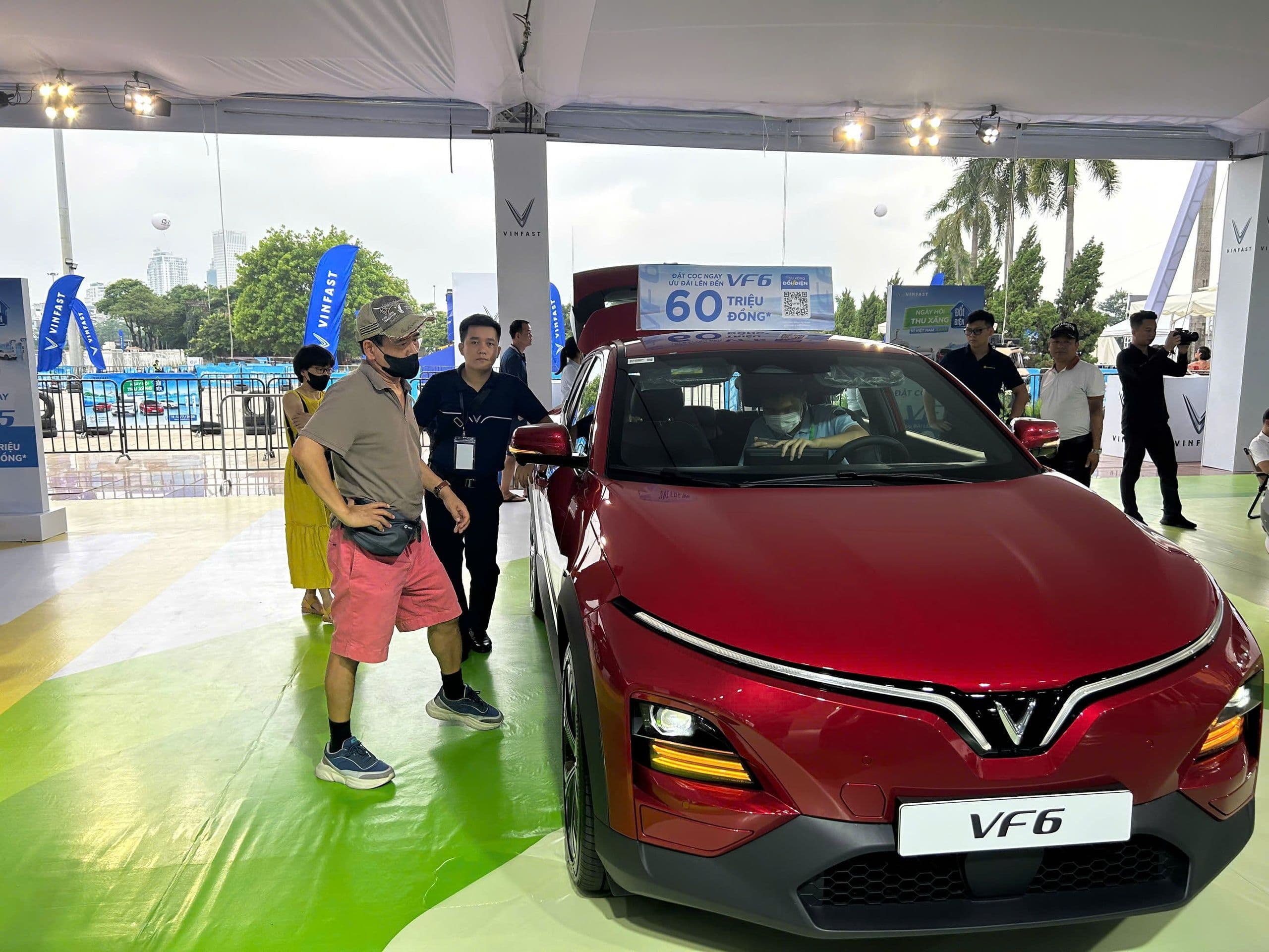 Người dân trải nghiệm và tìm hiểu xe điện VinFast VF 6, phản ánh sự thay đổi tư duy và xu hướng di chuyển xanh.