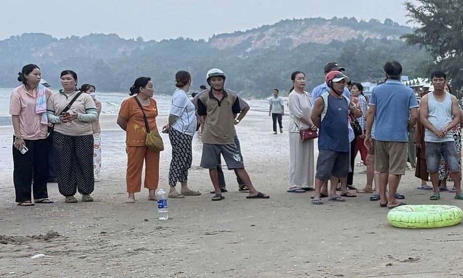 Người dân trên bãi biển Hòn Rơm, tượng trưng cho những sóng gió và gánh nặng cuộc đời người phụ nữ Việt.