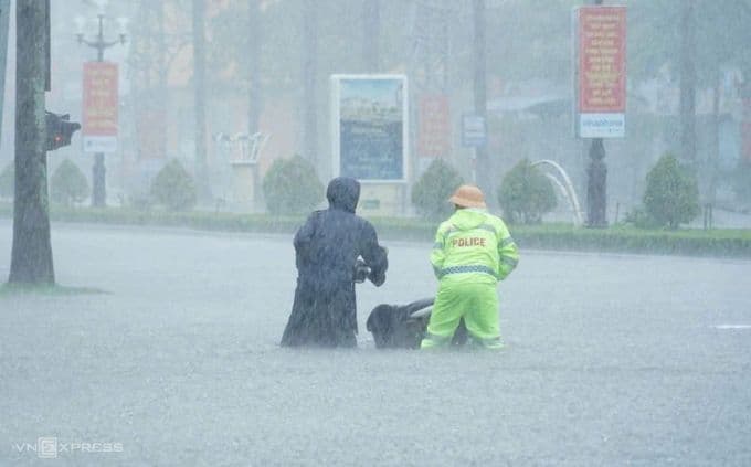 Người dân và cảnh sát vật lộn trên đường phố Thanh Hóa bị ngập sâu do bão Wipha