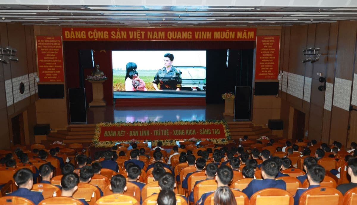 Người dân và du khách xúc động theo dõi bộ phim 'Mưa Đỏ' tại Côn Đảo.