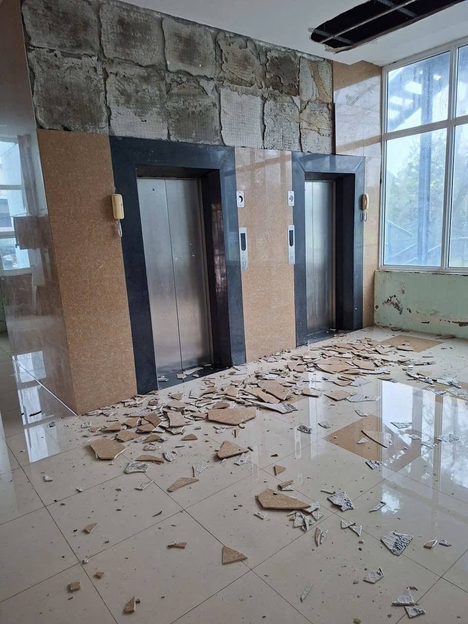 Người dân và lực lượng chức năng cùng nhau dọn dẹp cây đổ, khôi phục cảnh quan sau bão.