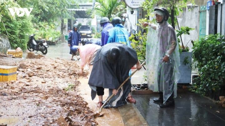 Người dân và lực lượng chức năng dọn dẹp đất đá sau sạt lở ở Gia Lai, thể hiện sự chủ động ứng phó thiên tai.