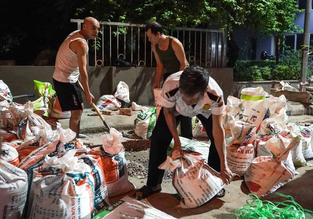Người dân và lực lượng chức năng tích cực đổ và xếp bao cát để gia cố đê kè, chuẩn bị ứng phó bão Matmo.