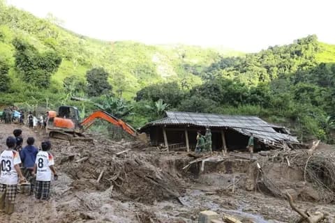 Người dân và máy móc khắc phục hậu quả lũ lụt, thể hiện sự kiên cường vượt qua nghịch cảnh.