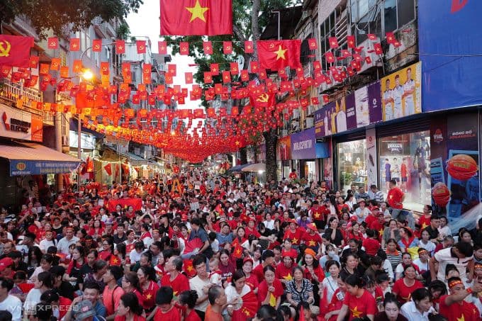 Người dân Việt Nam hân hoan chào mừng Quốc khánh, thể hiện tinh thần đoàn kết và sự quan tâm của Chính phủ.